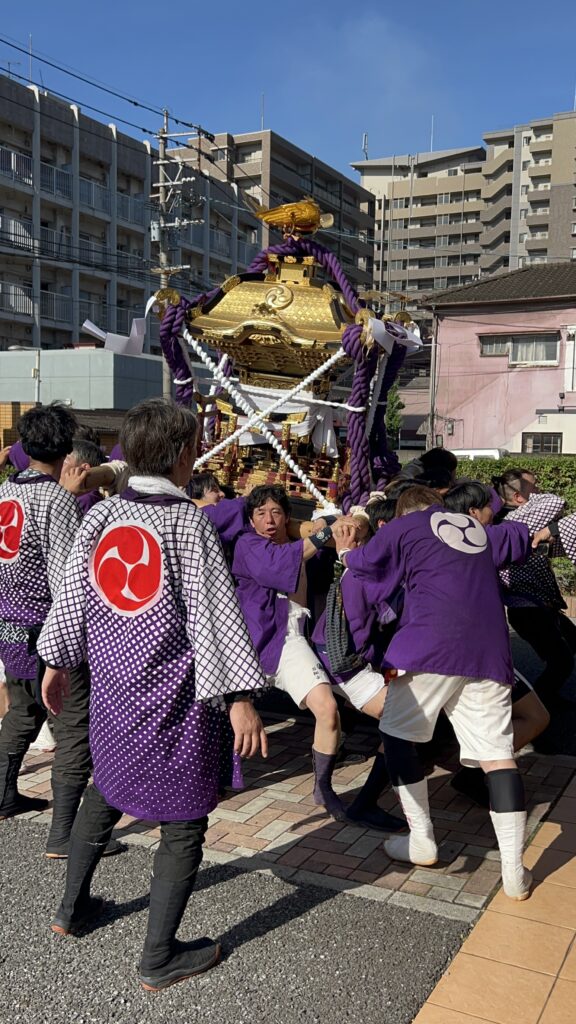 ★7月6日★土曜日
今年の長濱さまは晴れ☀

今年も、長濱さまの御神輿に来ていただきました。
かなりの猛暑で
皆さま、本当に大変ご苦労様でした。
活気づけられ、この暑さも乗り越えられそうなパワーといただけたような気持ちです＼(^_^)／

皆さま、まだまだ暑さが続きますがどうぞご自愛くださいませ・・・